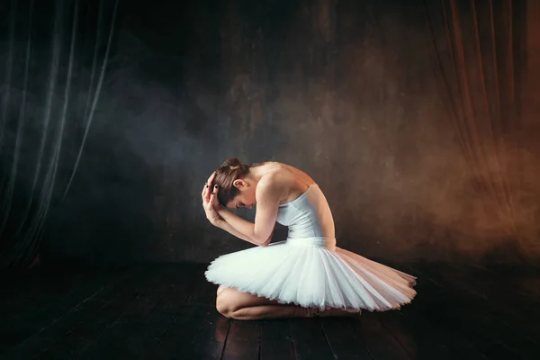 Elegante Hermosa Bailarina Sentada Escenario — Foto de Stock