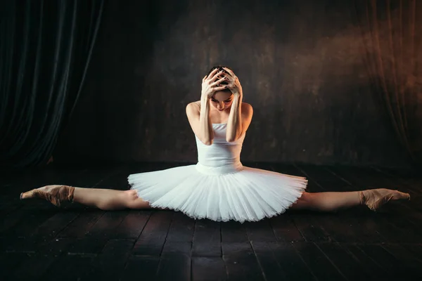 Elegante Hermosa Bailarina Traje Blanco Haciendo Las Divisiones Clase Ballet — Foto de Stock