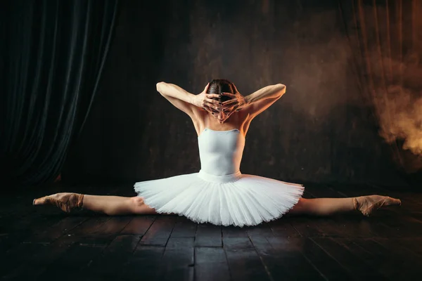 Elegante Hermosa Bailarina Traje Blanco Haciendo Las Divisiones Clase Ballet — Foto de Stock