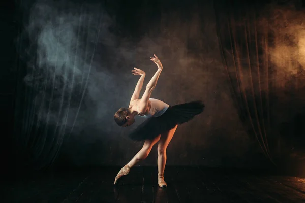 Graciosa Bela Bailarina Dançando Aula Balé — Fotografia de Stock