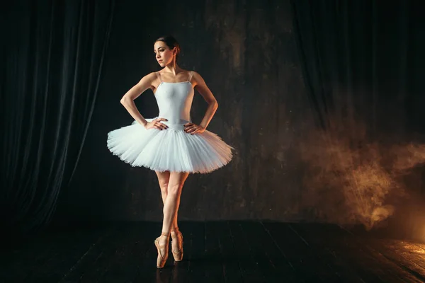 バレエのクラスで踊る白い衣装で優雅で美しいバレリーナ — ストック写真