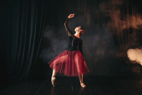 Graciosa Bela Bailarina Traje Vermelho Dançando Aula Balé — Fotografia de Stock