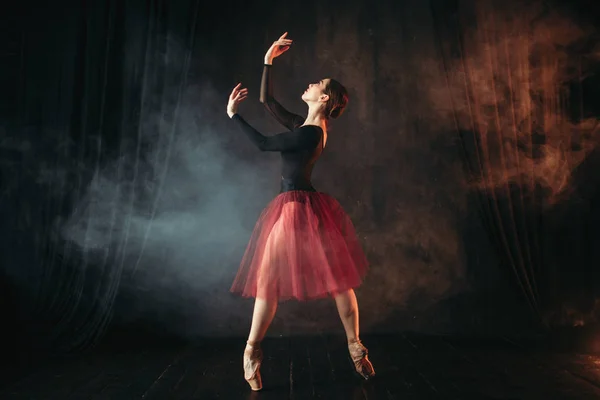 優雅で美しいバレリーナ バレエ クラスでダンス — ストック写真
