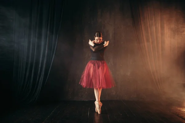 Graciosa Bela Bailarina Traje Vermelho Dançando Aula Balé — Fotografia de Stock