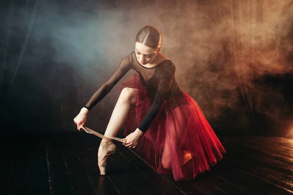 Graziosa Bella Ballerina Costume Rosso Allacciando Scarpe Punta — Foto Stock