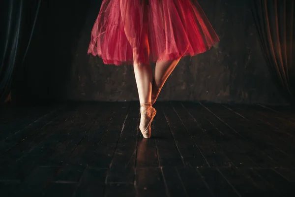 Vista Recortada Elegante Hermosa Bailarina Zapatos Punto Traje Rojo Bailando — Foto de Stock