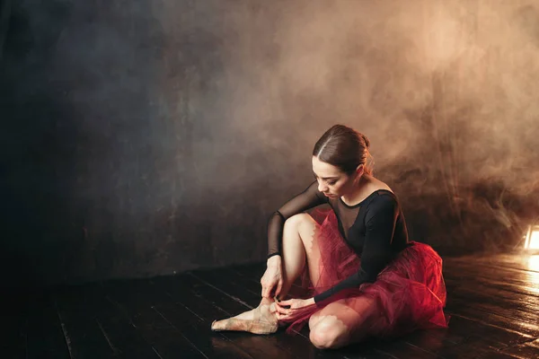 Graziosa Bella Ballerina Seduta Sul Palco Teatro Legare Scarpe Punta — Foto Stock