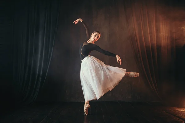 Graciosa Bela Bailarina Traje Branco Dançando Aula Balé — Fotografia de Stock
