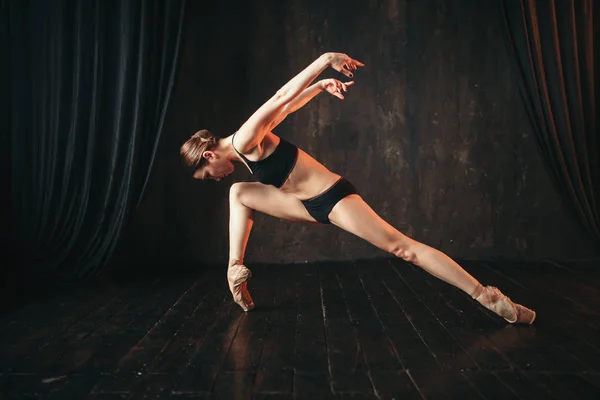 Sierlijke Mooie Ballerina Zwarte Lingerie Dansen Donkere Kamer — Stockfoto