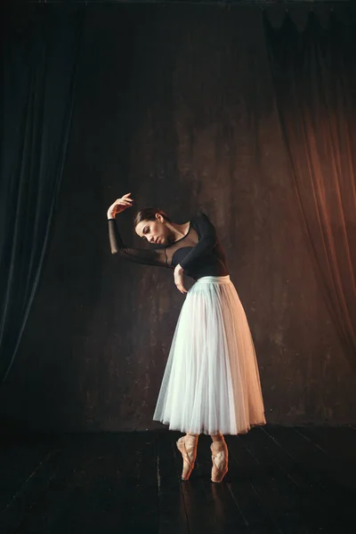 Gracieuse Belle Ballerine Costume Blanc Dansant Classe Ballet — Photo