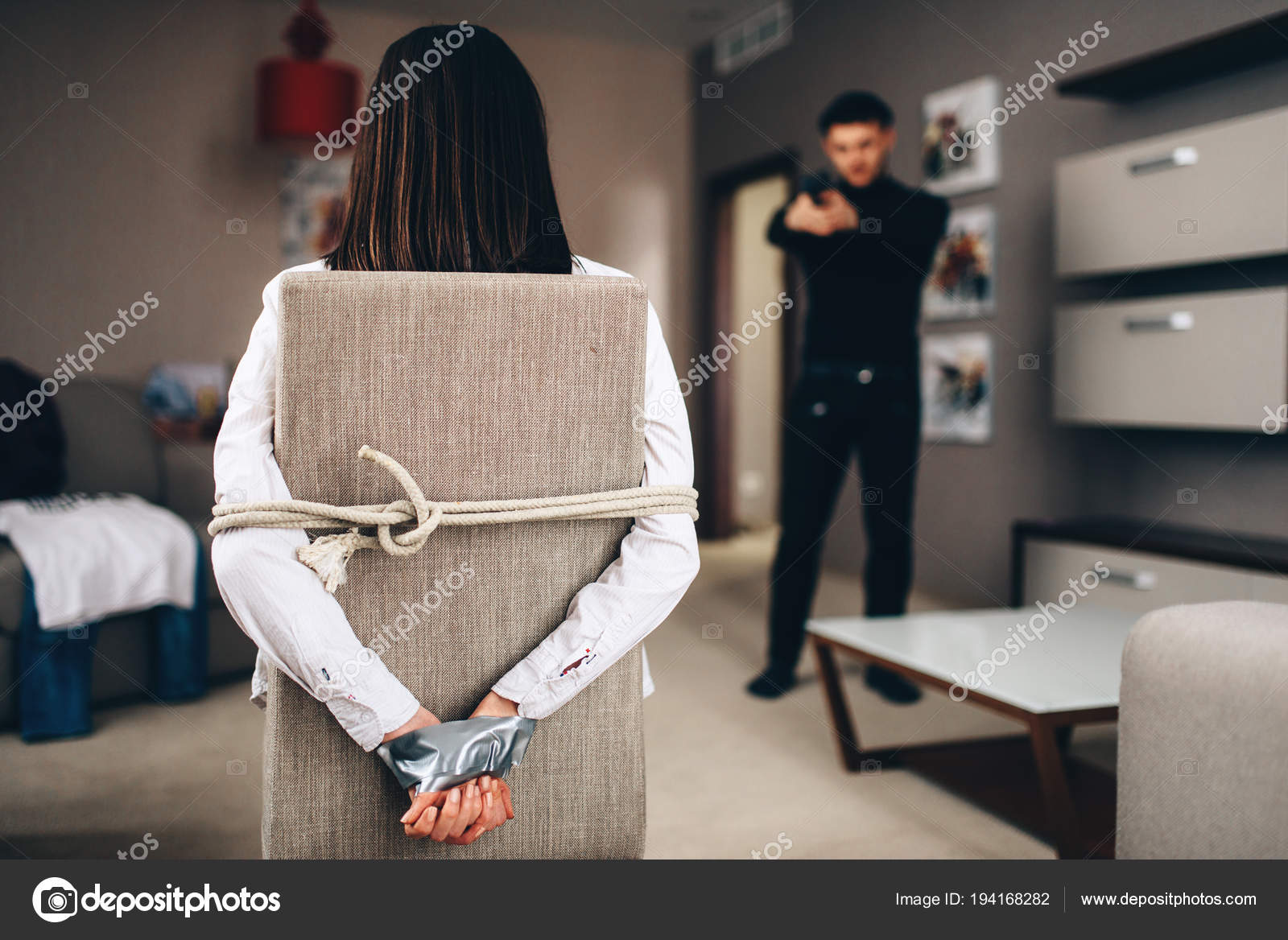 связанная жертва