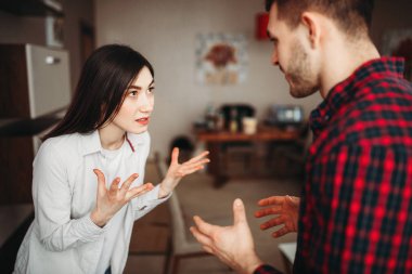 kızgın çift birbirlerine, Aile kavgası BAĞIRIYORLAR