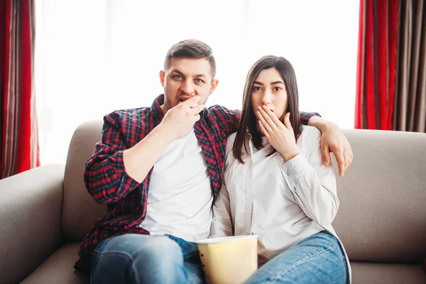 Surprised Couple Sitting Floor Couch Watching Movie Popcorn Home — Stock Photo, Image