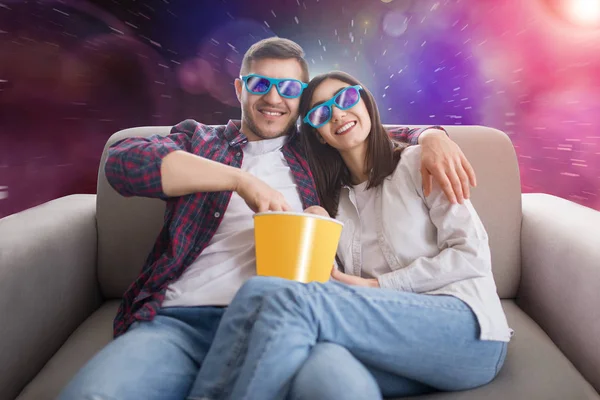 Junges Paar Brille Sitzt Auf Der Couch Und Schaut Hause — Stockfoto