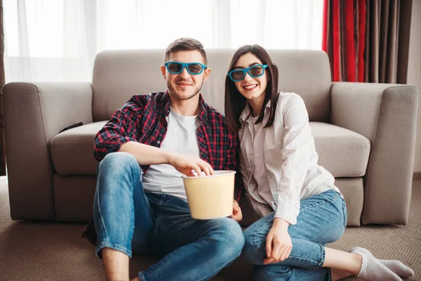 Young Couple Glasses Sitting Couch Watching Popcorn Home — Stock Photo, Image