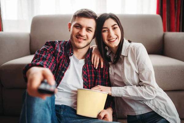 Leende Par Titta Med Popcorn Hemma Man Med Fjärrkontroll — Stockfoto