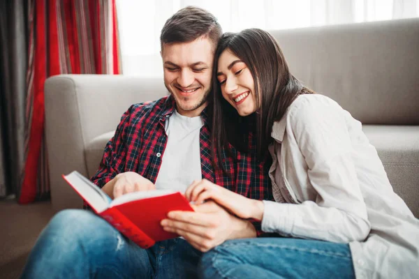 Счастливая Любовная Пара Сидящая Полу Читающая Книгу — стоковое фото