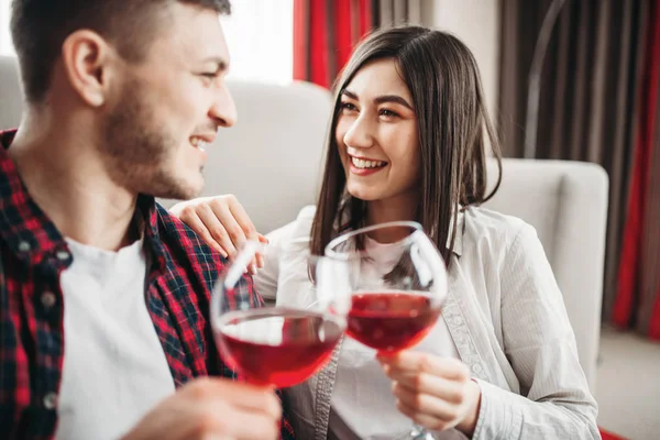 赤ワイン ロマンチックな夜を飲んでソファに対して床に座って愛カップル — ストック写真