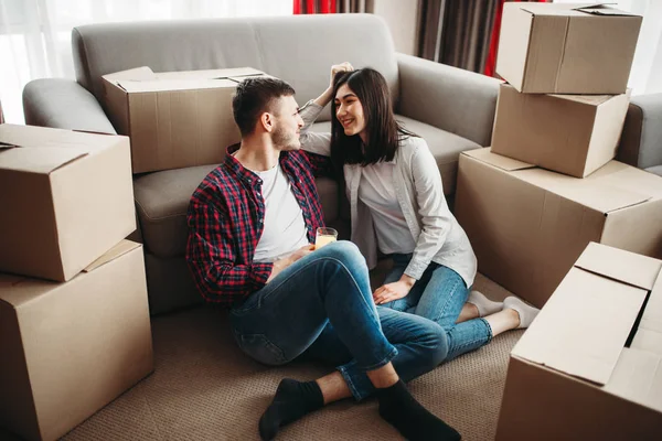 Coppia Amore Seduto Sul Pavimento Vicino Scatole Cartone Celebrando Trasferirsi — Foto Stock