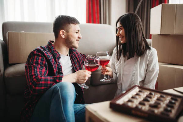 Pareja Amor Sentado Suelo Cerca Cajas Cartón Beber Vino Tinto — Foto de Stock