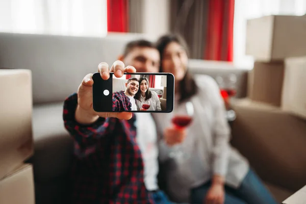Szeretet Pár Karton Dobozok Közelében Padlón Figyelembe Véve Selfie Költözött — Stock Fotó
