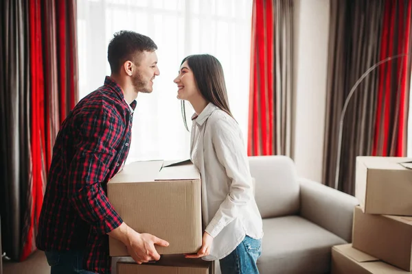 Coppia Felice Organizzare Scatole Cartone Trasferirsi Una Nuova Casa Trasferimento — Foto Stock