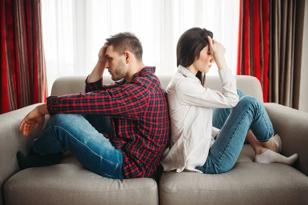 Junges Paar Rücken Rücken Auf Der Couch Schlechte Beziehung Unzufriedener — Stockfoto