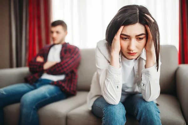 Femme Stressée Assise Sur Canapé Mari Triste Sur Fond Conflit — Photo