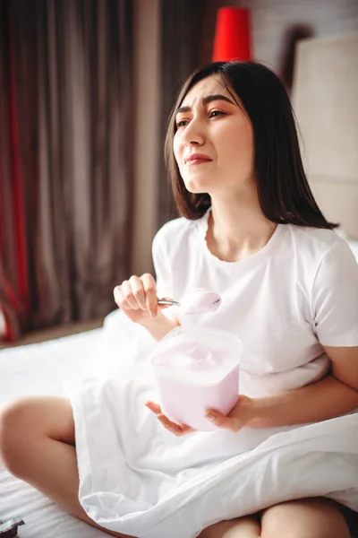 Piangere Donna Seduta Letto Mangia Gelato Concetto Depressione Femminile Ragazza — Foto Stock