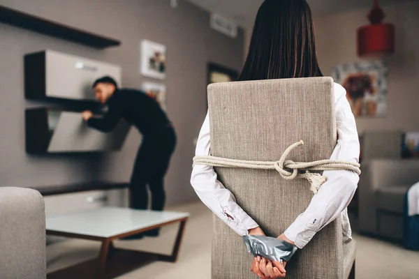 Rover Zwarte Kleding Zoeken Kasten Het Huis Tegen Vrouwelijke Slachtoffer — Stockfoto