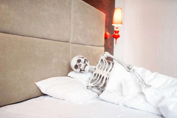 Estranho Esqueleto Humano Está Deitado Mau Vista Superior Conceito Humor — Fotografia de Stock