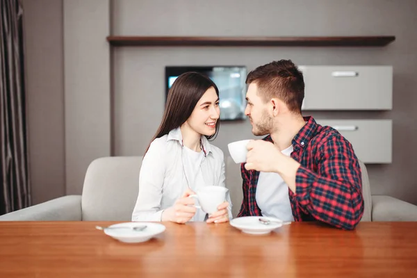 Joven Feliz Amor Pareja Bebiendo Café Madera Mesa Casa — Foto de Stock