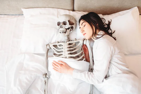 Mulher Jovem Dormindo Mal Com Esqueleto Humano Engraçado Juntos Vista — Fotografia de Stock