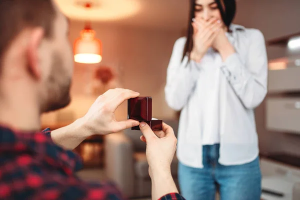 Hombre Joven Haciendo Propuesta Casarse Con Una Mujer Sorprendida Dando — Foto de Stock