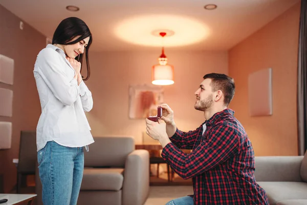 Hombre Joven Haciendo Propuesta Casarse Con Una Mujer Sorprendida Dando — Foto de Stock