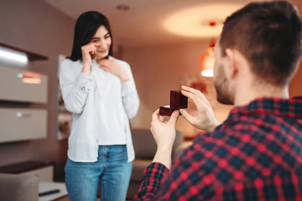 Hombre Joven Haciendo Propuesta Casarse Con Una Mujer Sorprendida Dando — Foto de Stock