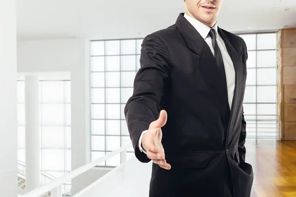 近代的なオフィスに彼の手を拡張する黒い服を着て自信を持ってきしゃのトリミング写真 — ストック写真