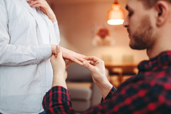 Hombre Joven Haciendo Propuesta Casarse Con Una Mujer Sorprendida Dando —  Fotos de Stock