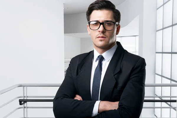 Joven Empresario Confiado Gafas Corbata Traje Negro Posando Oficina Moderna —  Fotos de Stock