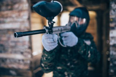 Erkek paintball oyuncu ellerini, kış orman savaş marker silahla