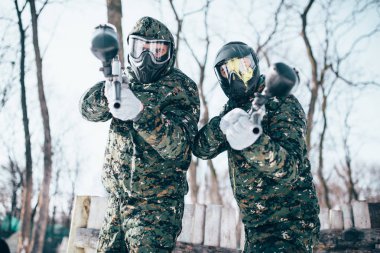 iki paintball oyuncu askeri üniforma ve yapışan maskeler, Kış Savaşı