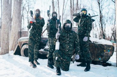 Üniforma ve maskeleri kış orman savaştan sonra Paintball oyuncular. Aşırı spor oyunu