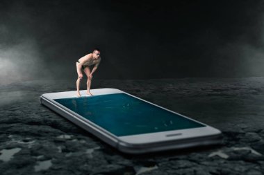 Yüzücü havuza dalış için hazır büyük telefon ekran yapılır. Her zaman touch veya çevrimiçi bağımlılık kavramı, sosyal bağımlısı insanlar olması. Ölçekleme etkisi