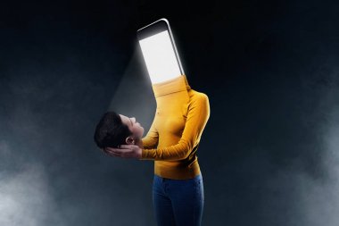 Telefon bağımlısı insanlar kavramı. Kadın bedeninin bir kafa yerine bir akıllı telefon ile. Bilinç manipülasyon. Ölçekleme etkisi