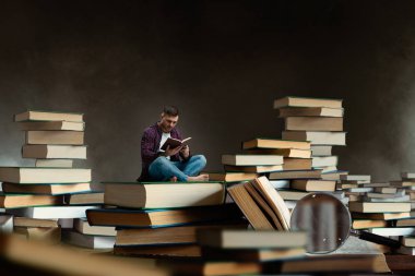 Büyük kitaplar ve ders kitapları, ölçek etkisi arasında okuma ufaklık. Bilgi ve eğitim kavramı kazanıyor. Öğrenci sınav öncesi konu