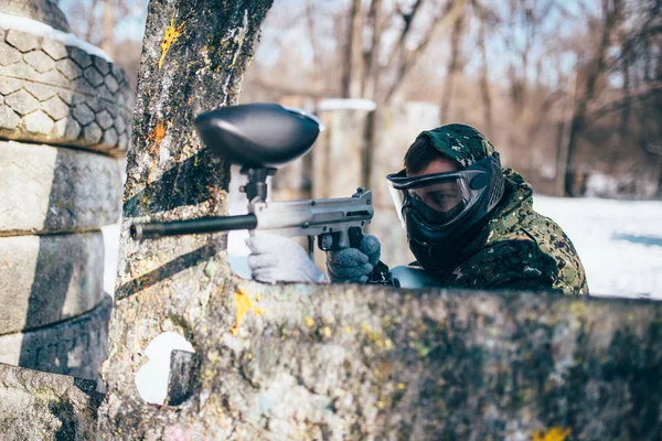 Paintball Játékos Lövés Téli Erdő Csata Paintballozni Álarcot — Stock Fotó