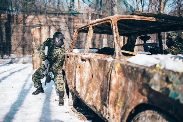 Bataille Paintball Les Joueurs Battent Autour Voiture Brûlée Dans Forêt — Photo