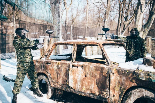 Bitwa Pod Paintball Graczy Walczą Spalony Samochód Lesie Zimą — Zdjęcie stockowe