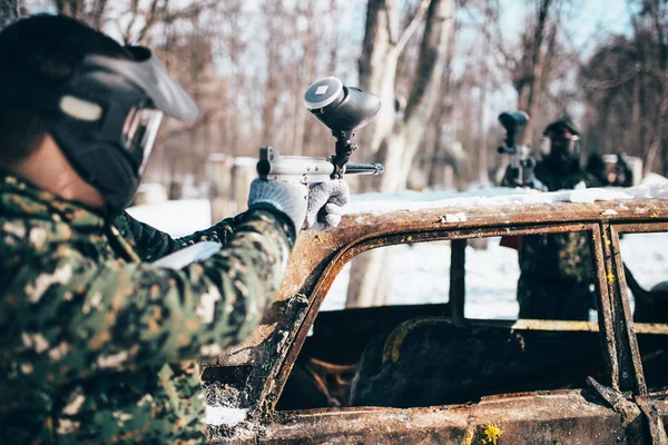 Paintball Çatışma Kış Orman Yandı Araç Etrafında Oyuncular Mücadele — Stok fotoğraf