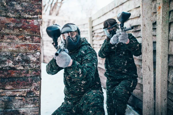 Två Paintball Spelare Militäruniform Och Masker Vintern Strid — Stockfoto